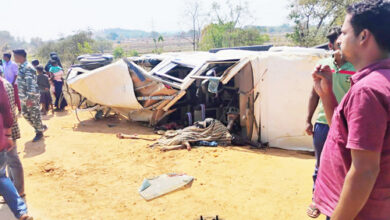 बोलेरो और कंटेनर में टक्कर, चार की मौत, 7 घायल,उत्तेजित लोगों ने ट्रक में लगाई आग बोलेरो और कंटेनर में टक्कर, चार की मौत, 7 घायल,उत्तेजित लोगों ने ट्रक में लगाई आग