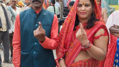 महापौर प्रत्याशी जीवर्धन ने सपरिवार किया मतदान महापौर प्रत्याशी जीवर्धन ने सपरिवार किया मतदान