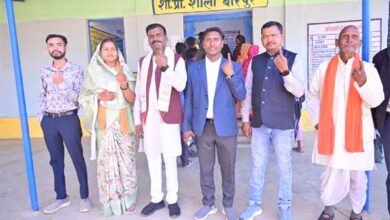 आम नागरिक की तरह लाइन में खड़े होकर मंत्री राजवाड़े ने किया मतदान आम नागरिक की तरह लाइन में खड़े होकर मंत्री राजवाड़े ने किया मतदान