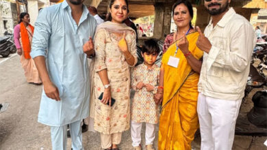 महापौर प्रत्याशी पूजा विधानी ने सपरिवार किया अपने मताधिकार का प्रयोग महापौर प्रत्याशी पूजा विधानी ने सपरिवार किया अपने मताधिकार का प्रयोग