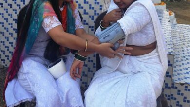 ब्लड प्रेशर और वजन जांचने की मशीन मिलने से श्रमिक बस्ती के लोगों को मिली राहत