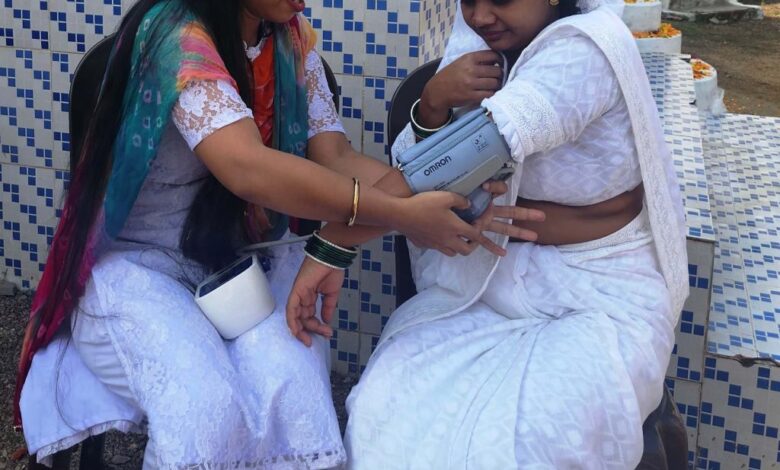 ब्लड प्रेशर और वजन जांचने की मशीन मिलने से श्रमिक बस्ती के लोगों को मिली राहत ब्लड प्रेशर और वजन जांचने की मशीन मिलने से श्रमिक बस्ती के लोगों को मिली राहत