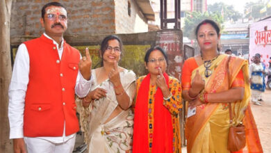 भाजपा महापौर प्रत्याशी संजय ने सपरिवार किया मतदान भाजपा महापौर प्रत्याशी संजय ने सपरिवार किया मतदान