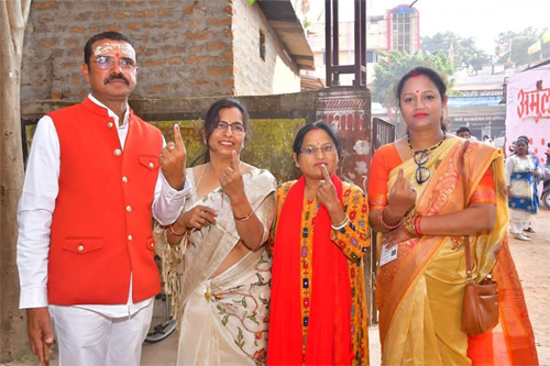 भाजपा महापौर प्रत्याशी संजय ने सपरिवार किया मतदान