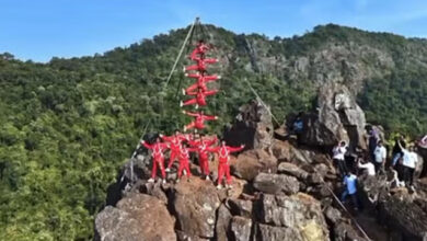 ढोलकल पहाडियों में नारायणपुर के छात्रों ने मल्लखंब का हैरतअंगेज प्रदर्शन किया