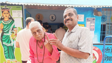 100 साल का बुजुर्ग पहुंचा पैदल मतदान केंद्र 100 साल का बुजुर्ग पहुंचा पैदल मतदान केंद्र