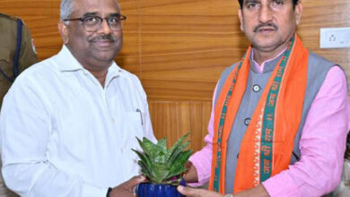 यात्रियों की सुविधाओं में विस्तार व रेलवे स्टेशनों के आधुनिकीकरण पर केंद्रीय मंत्री तोखन ने की दपूमरे के महाप्रबंधक से चर्चा