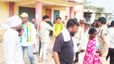 मतदान कक्ष तक ले जाने पर भीड़े कांग्रेस-भाजपा कार्यकर्ता मतदान कक्ष तक ले जाने पर भीड़े कांग्रेस-भाजपा कार्यकर्ता