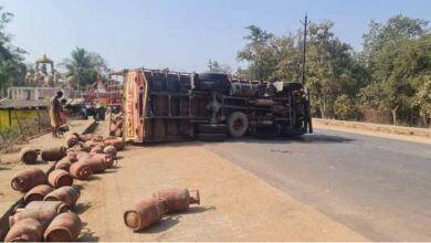 सिलेंडर से भरा ट्रक पलटा, चालक की मौत