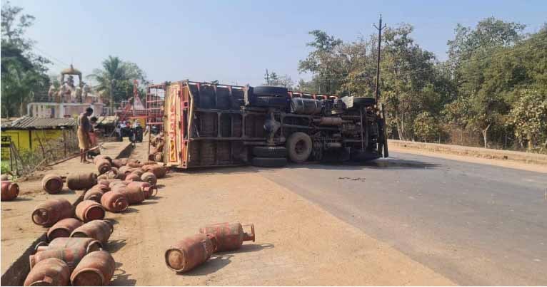 सिलेंडर से भरा ट्रक पलटा, चालक की मौत सिलेंडर से भरा ट्रक पलटा, चालक की मौत