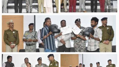 बस्तर पुलिस ने 225 लोगों को हेलमेट प्रदान कर किया सम्मानित