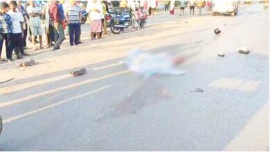 हेलमेट पहनने के बाद भी नहीं बच सका धीरज, हाईवा ने रौंदा