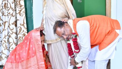 मुख्यमंत्री साय ने सपत्नीक मां के चरण छू लिया आशीर्वाद