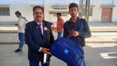 यात्रियों के ट्रेन में छूटे बैग, पर्स एवं मोबाइल रेलवे की तत्परता व सर्तकता से सौंपे गये
