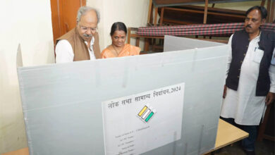 बृजमोहन अग्रवाल ने पत्नी संग किया मतदान बृजमोहन अग्रवाल ने पत्नी संग किया मतदान