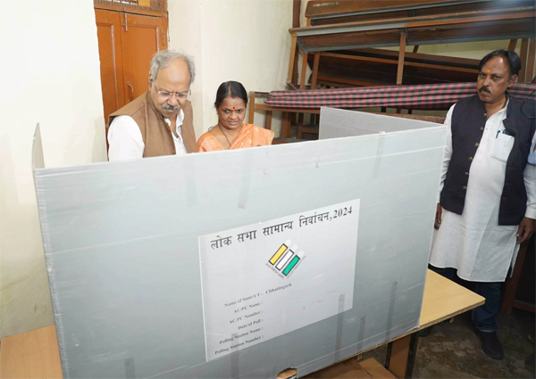 बृजमोहन अग्रवाल ने पत्नी संग किया मतदान बृजमोहन अग्रवाल ने पत्नी संग किया मतदान