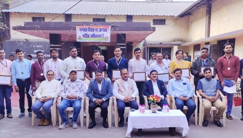 रायपुर क्षेत्र के बिजली कर्मियों को पुरस्कार रायपुर क्षेत्र के बिजली कर्मियों को पुरस्कार
