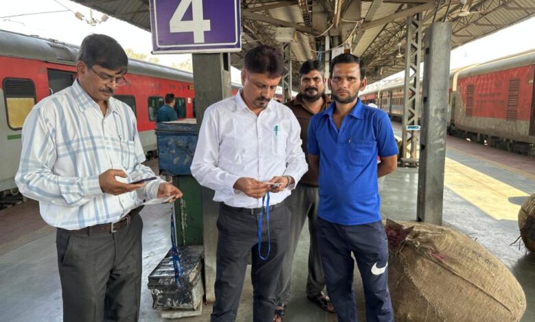 बिलासपुर स्टेशन में चलाया गया औचक खानपान जांच, 6 अनाधिकृत वेंडर पकडे गये बिलासपुर स्टेशन में चलाया गया औचक खानपान जांच, 6 अनाधिकृत वेंडर पकडे गये