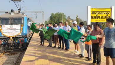 नवीनतम 2×25 केवी एटी प्रणाली पर आधारित पहली इलेक्ट्रिक ट्रेन का भानुप्रतापपुर-तारोकी रेलखंड में परिचालन