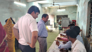 सेरीखेड़ी पहुंचे कलेक्टर, मतदान व्यवस्था का लिया जायजा