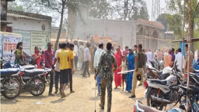 मतदान केंद्र के बाहर पैसा बांटने को लेकर 2 पक्षों में मारपीट