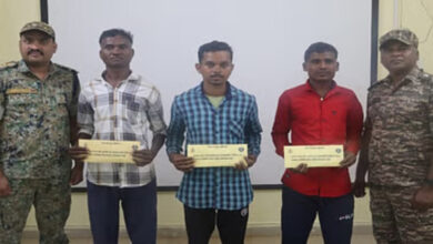 दो लाख के इनामी तीन नक्सलियों ने किया आत्मसमर्पण