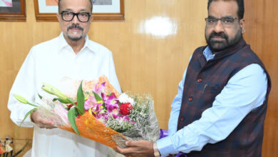 राज्यपाल डेका से कुलपति सक्सेना ने की सौजन्य भेंट