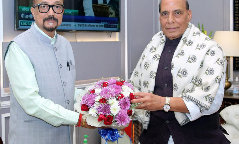 रक्षा मंत्री सिंह से राज्यपाल डेका ने सौजन्य भेंट की रक्षा मंत्री सिंह से राज्यपाल डेका ने सौजन्य भेंट की