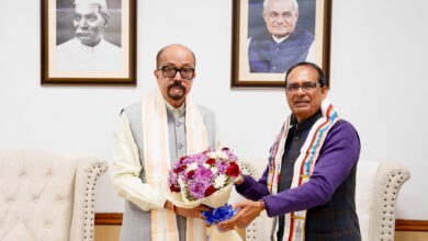 कृषि और किसान कल्याण मंत्री चौहान से राज्यपाल डेका ने सौजन्य भेंट की कृषि और किसान कल्याण मंत्री चौहान से राज्यपाल डेका ने सौजन्य भेंट की