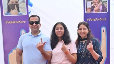 सचिव परदेशी ने सपरिवार अपने मताधिकार का प्रयोग किया