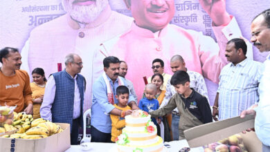 प्रयागराज महाकुंभ में छत्तीसगढ़ पवेलियन में उपमुख्यमंत्री शर्मा ने मुख्यमंत्री साय का जन्मदिन केक काटकर मनाया