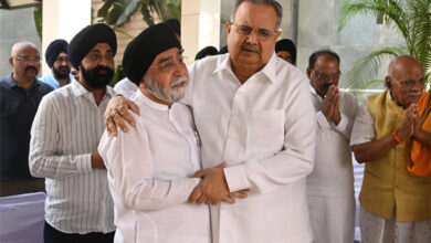 सरदार सुरजीत सिंह भाटिया को श्रद्धांजलि देने पहुंचे विधानसभा अध्यक्ष डा. रमन सिंह सरदार सुरजीत सिंह भाटिया को श्रद्धांजलि देने पहुंचे विधानसभा अध्यक्ष डा. रमन सिंह