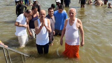 राज्यपाल डेका ने महाकुंभ के अवसर पर त्रिवेणी संगम में किया स्नान