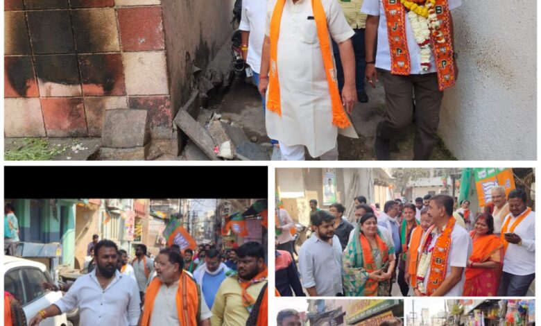 बीजेपी प्रत्याशी मुरली शर्मा ने किया जनसंपर्क, वार्ड के लोगों ने किया पुष्प वर्षा बीजेपी प्रत्याशी मुरली शर्मा ने किया जनसंपर्क, वार्ड के लोगों ने किया पुष्प वर्षा