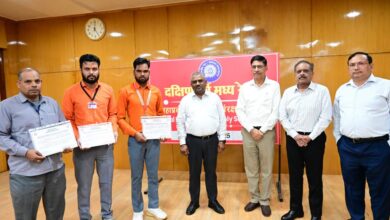 संरक्षा के सजग प्रहरियों को महाप्रबंधक, तरुण प्रकाश ने सम्मानित किया