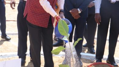 राज्यपाल रमेन डेका ने एक पेड़ माँ के नाम पर किया वृक्षारोपण राज्यपाल रमेन डेका ने एक पेड़ माँ के नाम पर किया वृक्षारोपण