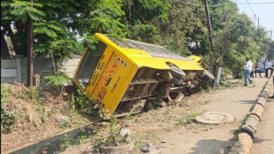 केपीएस की बस गिरी नाली में, कोई हताहत नहीं