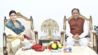 рдореБрдЦреНрдпрдордВрддреНрд░реА рд╕рд╛рдп рд╕реЗ рдкреНрд░рд╕рд┐рджреНрдз рдХрдерд╛рд╡рд╛рдЪрдХ рджреЗрд╡реА рдЪрд┐рддреНрд░рд▓реЗрдЦрд╛ рдХреА рд╕реМрдЬрдиреНрдп рднреЗрдВрдЯ рдореБрдЦреНрдпрдордВрддреНрд░реА рд╕рд╛рдп рд╕реЗ рдкреНрд░рд╕рд┐рджреНрдз рдХрдерд╛рд╡рд╛рдЪрдХ рджреЗрд╡реА рдЪрд┐рддреНрд░рд▓реЗрдЦрд╛ рдХреА рд╕реМрдЬрдиреНрдп рднреЗрдВрдЯ