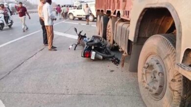 ट्रक ने बाइक सवार को रौंदा, युवक का शरीर का हुआ दो हिस्सा, महिला गंभीर ट्रक ने बाइक सवार को रौंदा, युवक का शरीर का हुआ दो हिस्सा, महिला गंभीर