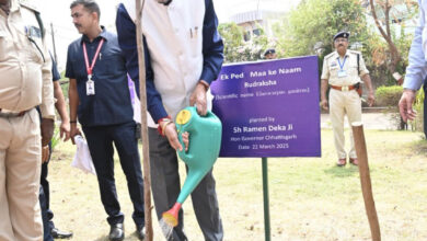 राज्यपाल डेका ने बेमेतरा कलेक्ट्रेट परिसर में एक पेड़ माँ के नाम अभियान अंतर्गत किया पौधारोपण