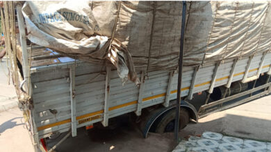 शराब की पेटियों से भरी वाहन का पहिया फंसा