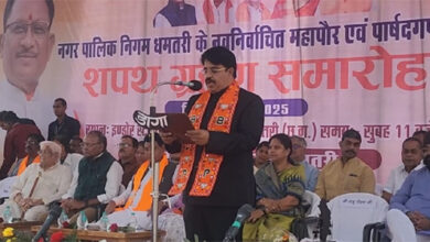 धमतरी के महापौर रोहरा ने ली पद और गोपनीयता की शपथ धमतरी के महापौर रोहरा ने ली पद और गोपनीयता की शपथ