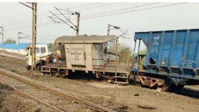 ट्रक और मालगाड़ी में हुई टक्कर, मालगाड़ी का अंतिम डिब्बा हुआ बेटपरी ट्रक और मालगाड़ी में हुई टक्कर, मालगाड़ी का अंतिम डिब्बा हुआ बेटपरी