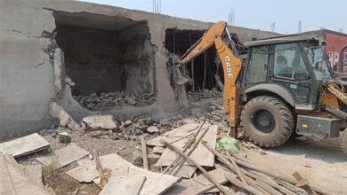 अवैध निर्माणाधीन व्यवसायिक दुकानों पर चला निगम का बुलडोजर