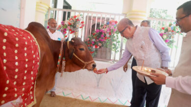 गौ सेवा रत्न अलंकरण महोत्सव- राज्यपाल डेका ने गौशाला में की पूजा अर्चना