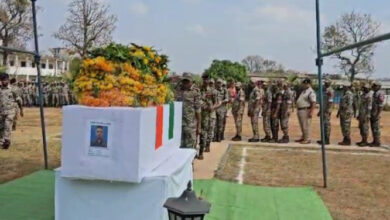 बलिदानी जवान राजू ओयाम को गार्ड ऑफ ऑनर के साथ श्रद्धांजलि अर्पित की गई