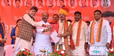 बस्तर की आराध्य देवी मां दन्तेश्वरी मंदिर प्रांगण में महापौर पांडेय व पार्षदों ने लिया शपथ बस्तर की आराध्य देवी मां दन्तेश्वरी मंदिर प्रांगण में महापौर पांडेय व पार्षदों ने लिया शपथ