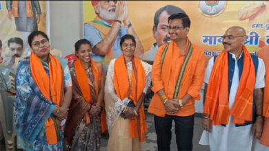 5 рдХрд╛рдВрдЧреНрд░реЗрд╕ рдкрд╛рд░реНрд╖рджреЛрдВ рдиреЗ рднрд╛рдЬрдкрд╛ рдХрд╛ рджрд╛рдорди рдерд╛рдорд╛ 5 рдХрд╛рдВрдЧреНрд░реЗрд╕ рдкрд╛рд░реНрд╖рджреЛрдВ рдиреЗ рднрд╛рдЬрдкрд╛ рдХрд╛ рджрд╛рдорди рдерд╛рдорд╛