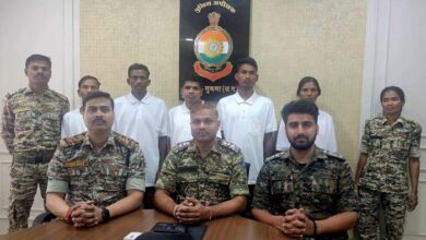 4 लाख के इनामी 1 महिला सहित 5 नक्सलियों ने किया आत्मसमर्पण 4 लाख के इनामी 1 महिला सहित 5 नक्सलियों ने किया आत्मसमर्पण