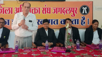 बस्तर जिला अधिवक्ता संघ ने स्थानांतरित न्यायाधीशों को दी बिदाई बस्तर जिला अधिवक्ता संघ ने स्थानांतरित न्यायाधीशों को दी बिदाई